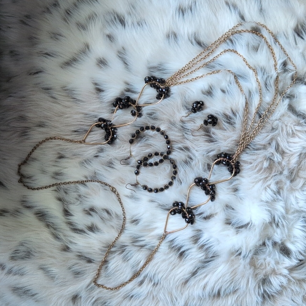 Elegant Gold and Black Women's Necklace (plus 2 Earring Sets)